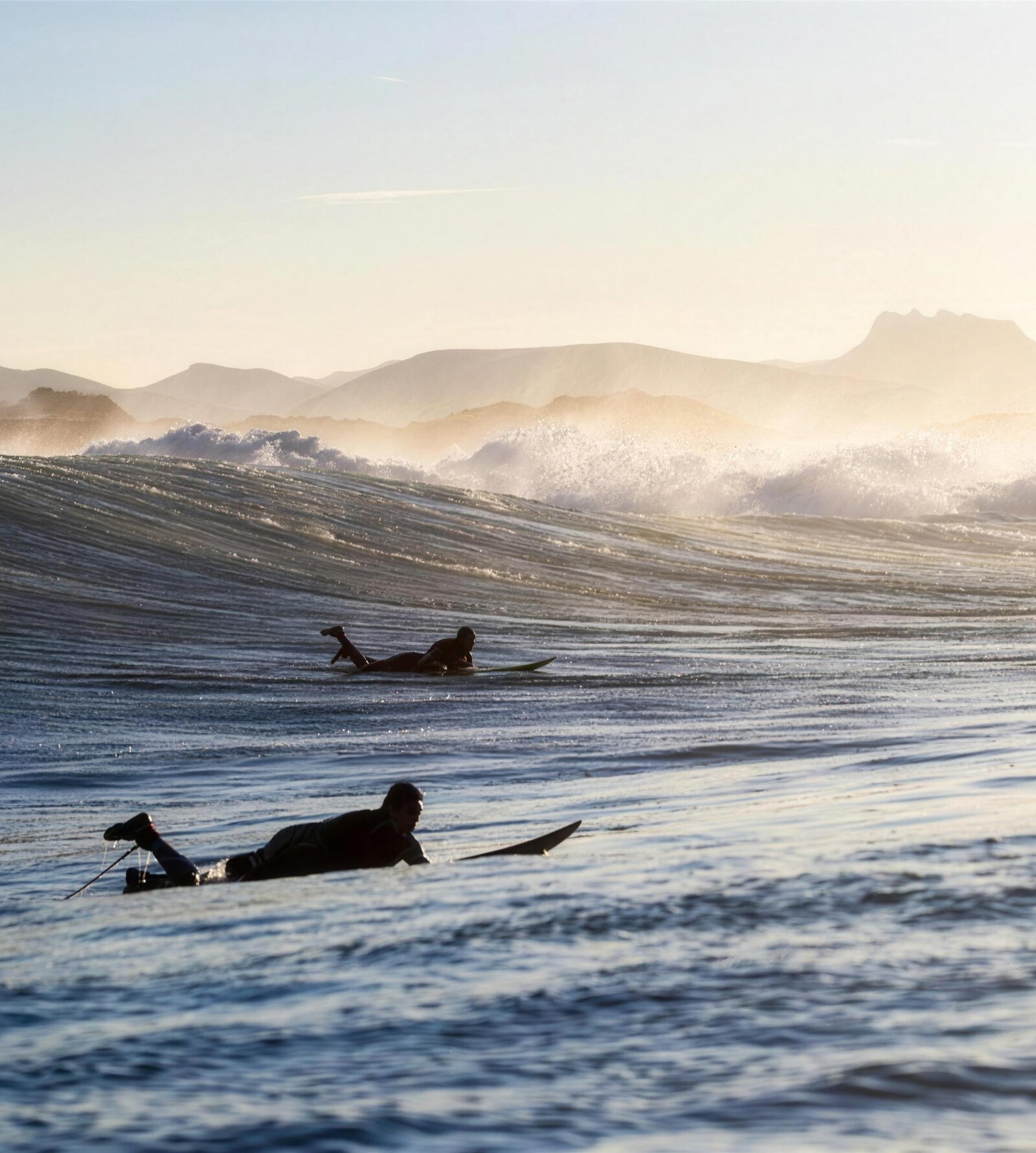 Deux surfeurs au large